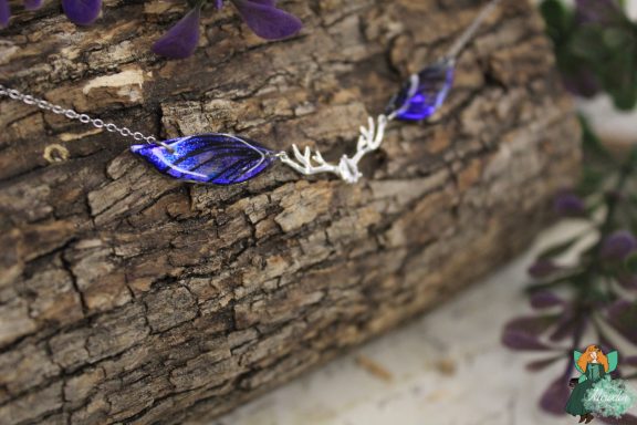 Bracelet aile bleue violette avec breloque ramure argentee