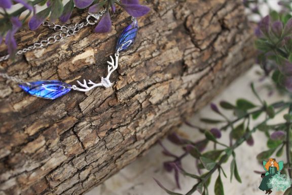 Bracelet aile bleue avec breloque ramure argentee, vue entiere