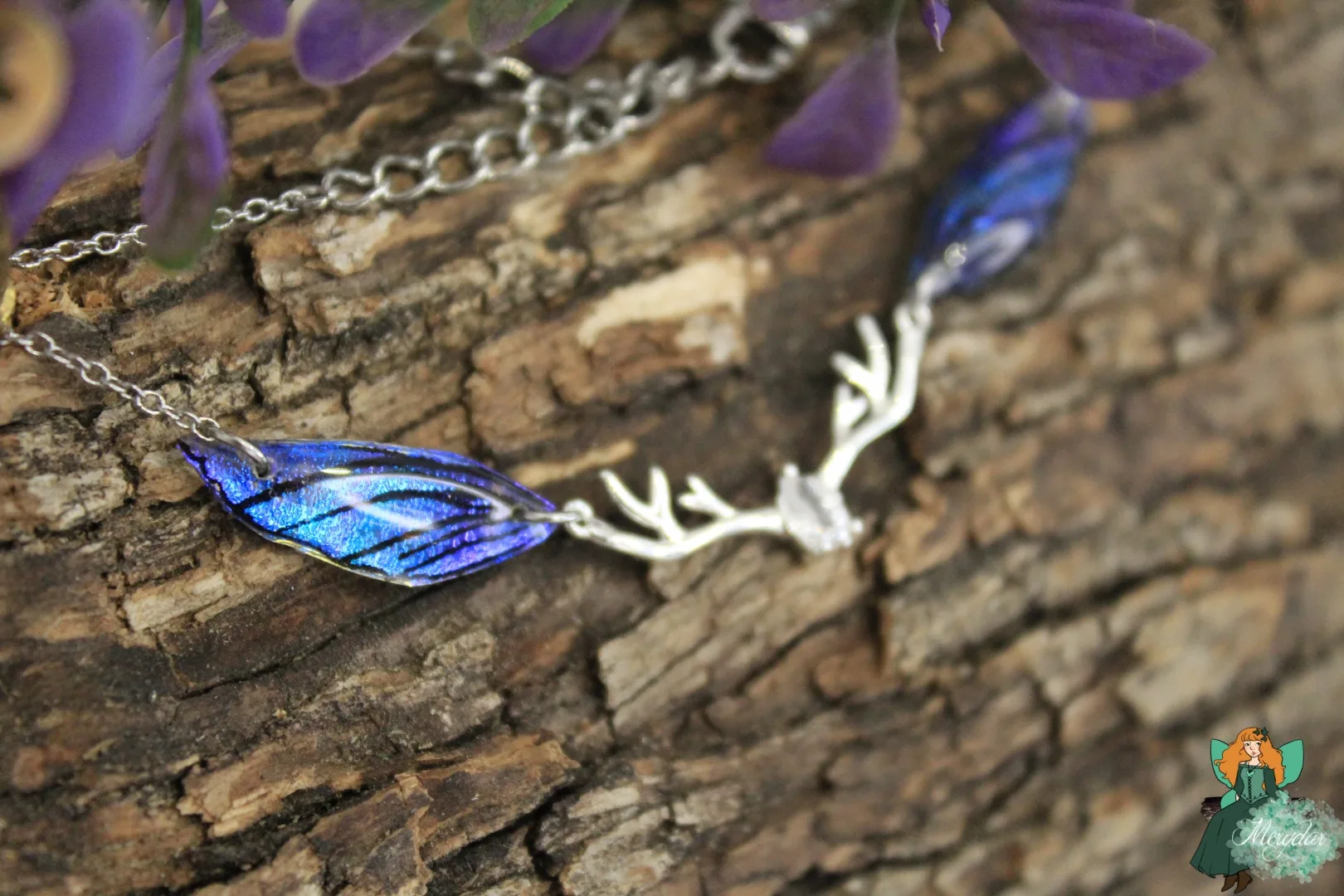 Bracelet aile bleue avec breloque ramure argentee, vue rapprochee
