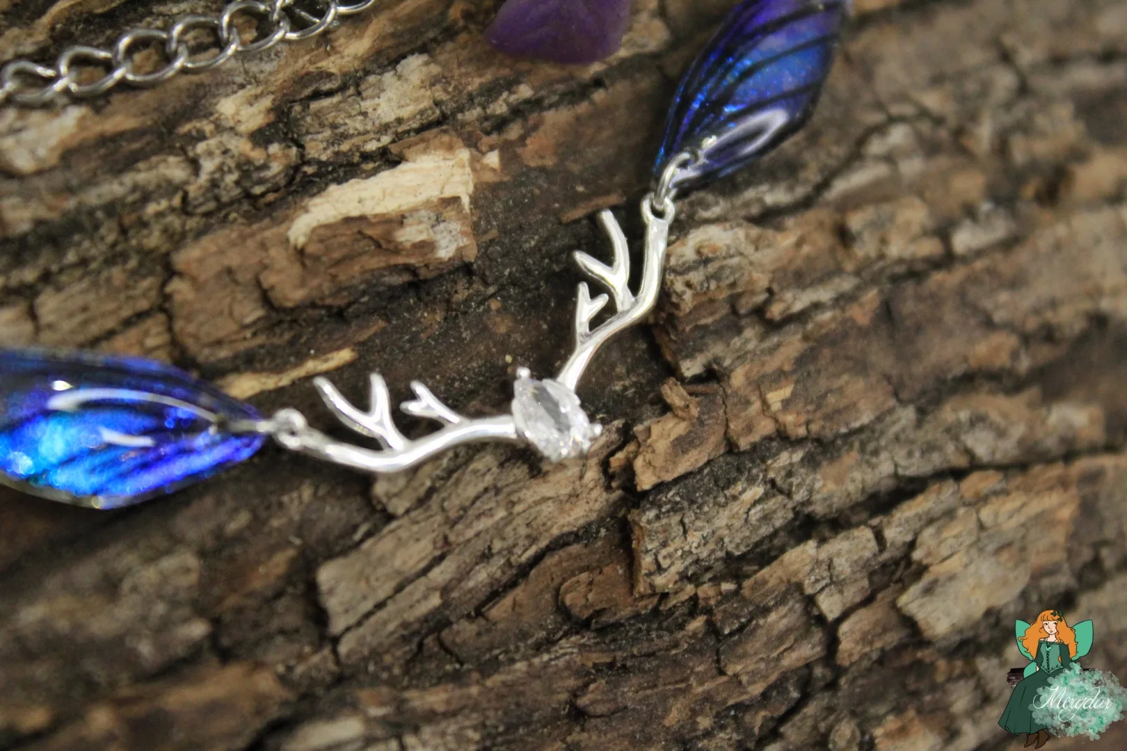 Bracelet aile bleue avec breloque ramure argentee, gros plan variante