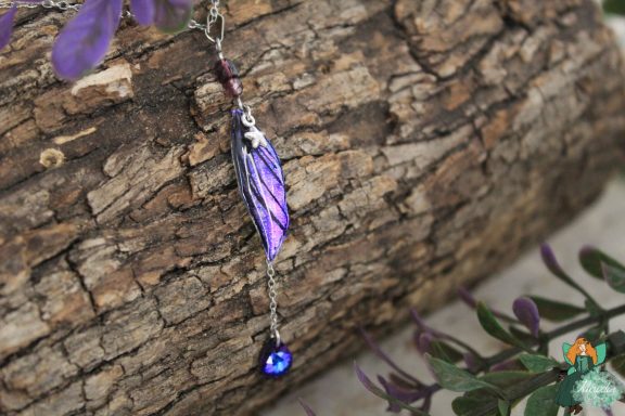 Pendentif aile violette avec breloque etoile et gemme bleue pendante
