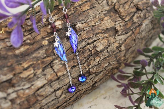Boucles d'oreilles aile bleue violette avec etoiles et gemmes bleues