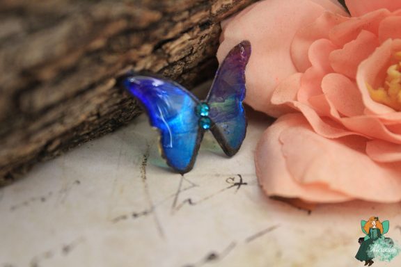 Petite broche papillon bleu