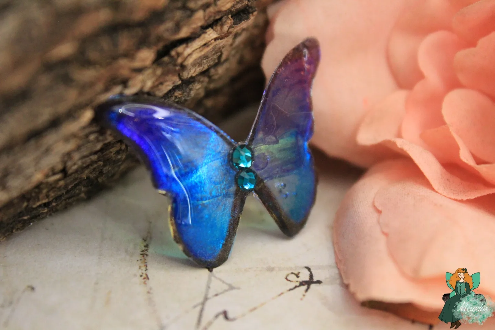 Broche papillon bleu violet avec gemme centrale