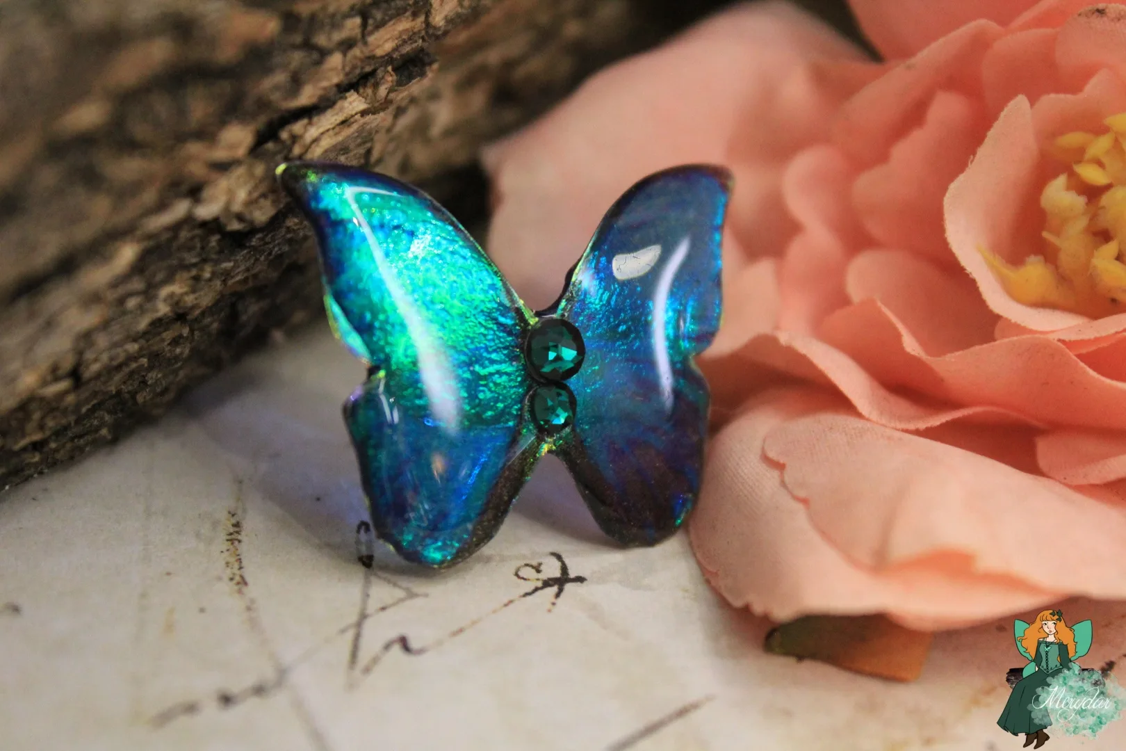 Broche papillon turquoise bleu avec gemme, gros plan