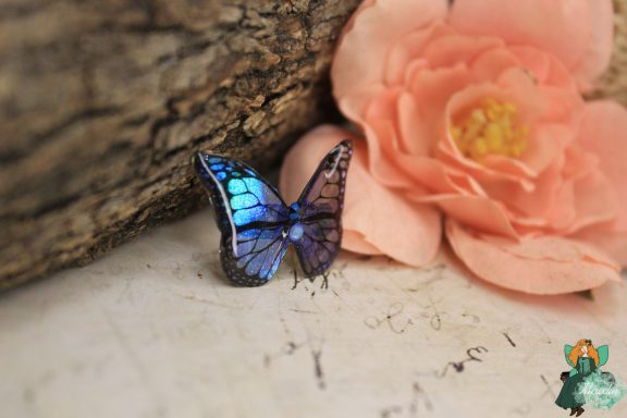 Petite broche papillon bleu violet