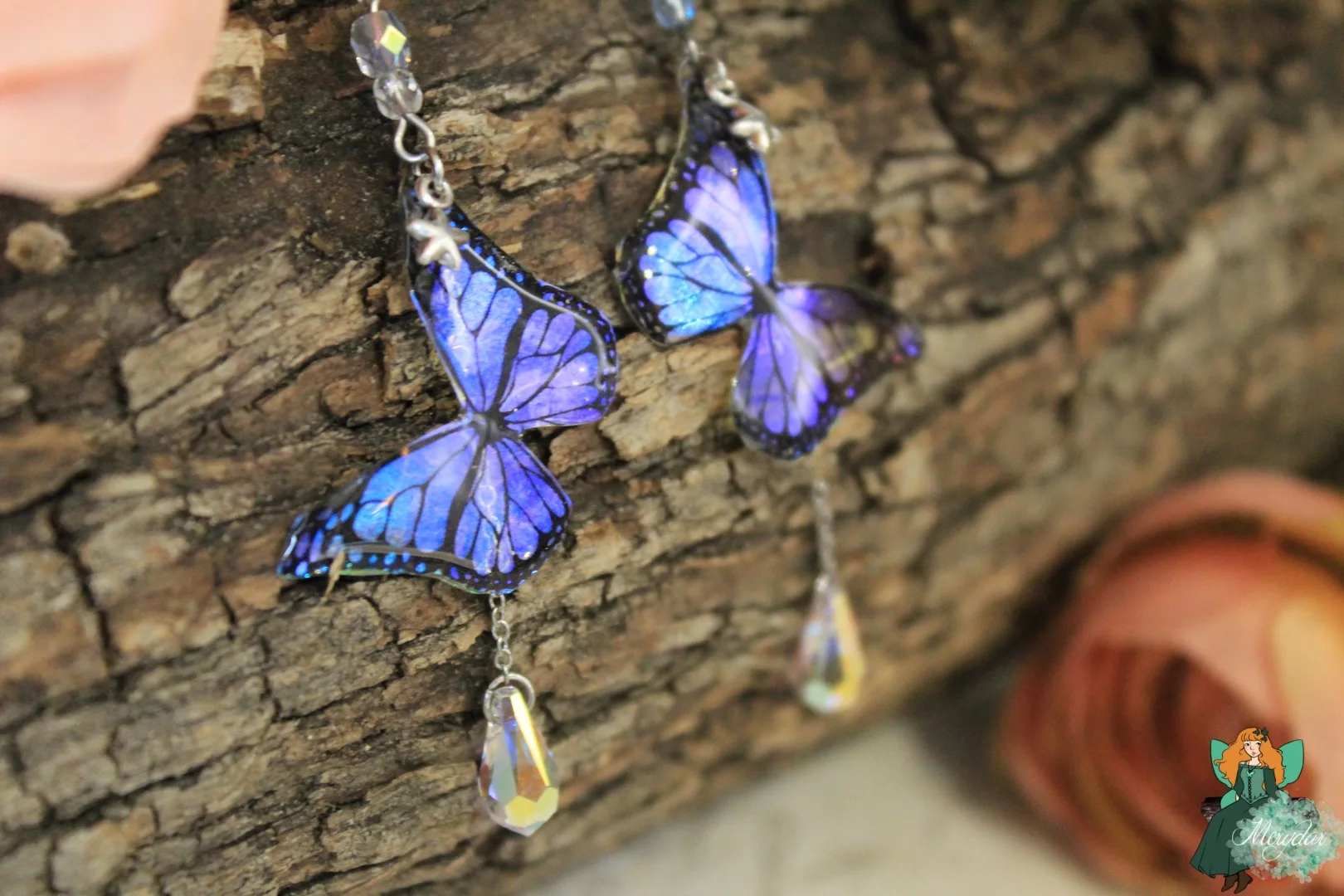 Boucles d'oreilles papillon bleu violet avec goutte pendante, vue entiere