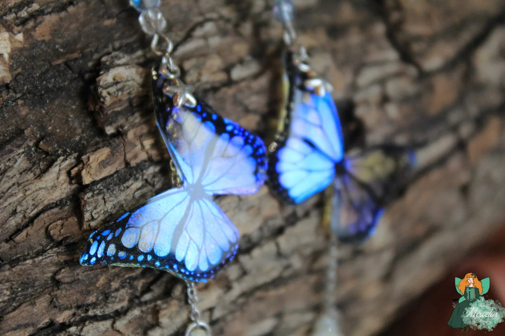 Boucles d'oreilles papillon bleu blanc, gros plan