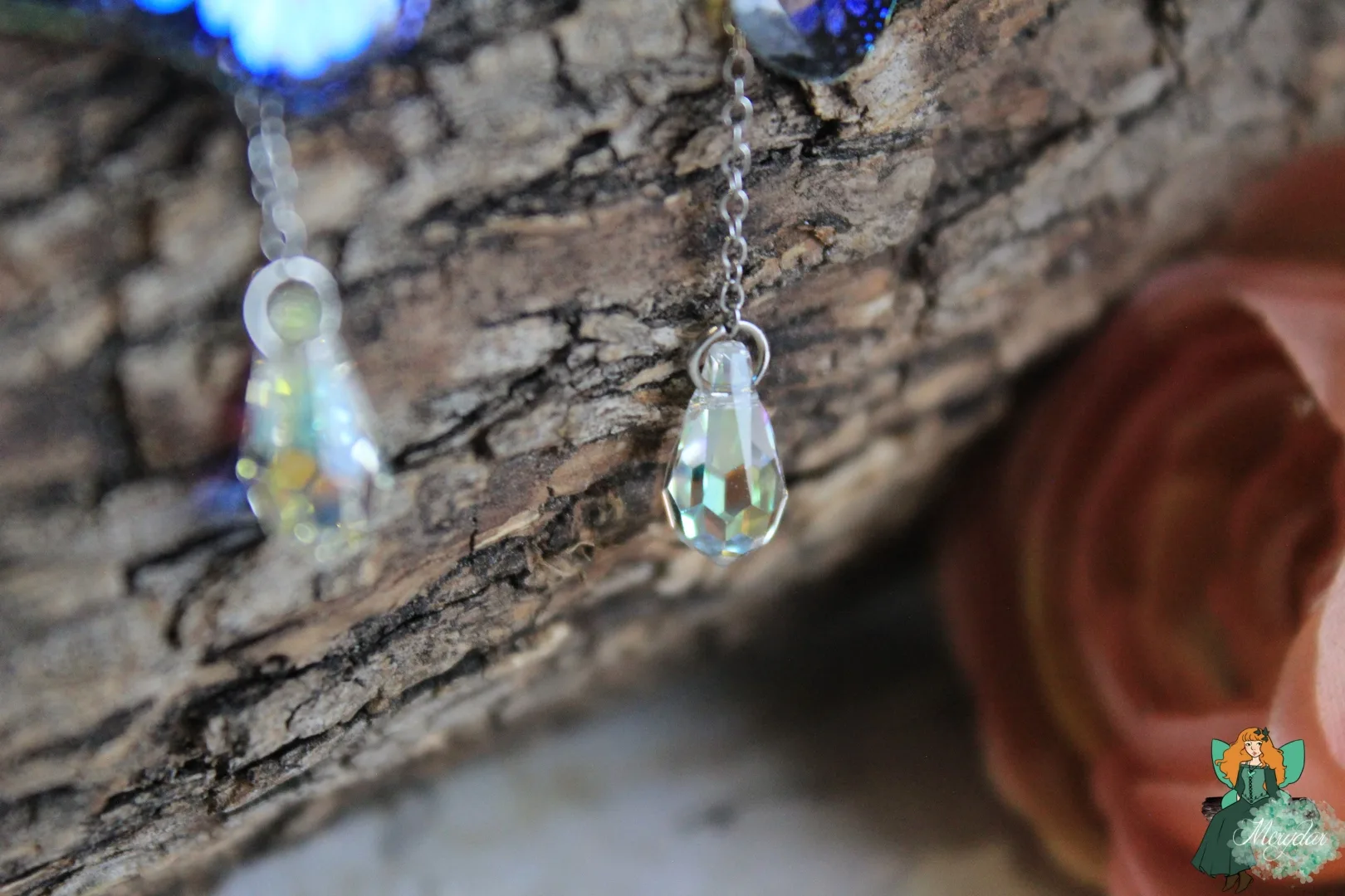 Boucles d'oreilles gouttes bleues transparentes sur chaine