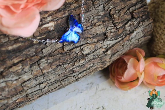 Petit collier pendentif papillon bleu, chaine fine