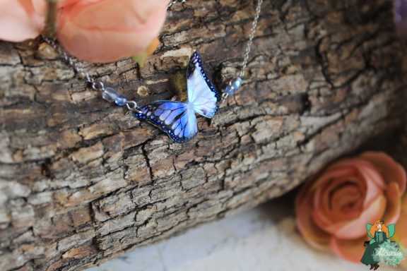 Petit collier pendentif papillon bleu blanc, chaine fine