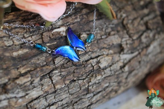 Bracelet chaine avec breloque papillon turquoise bleu et perles, sur fleur rose