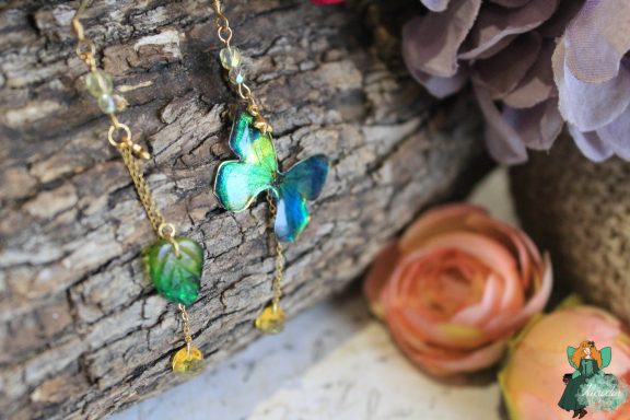 Boucles d'oreilles papillon vert dore avec breloque feuille
