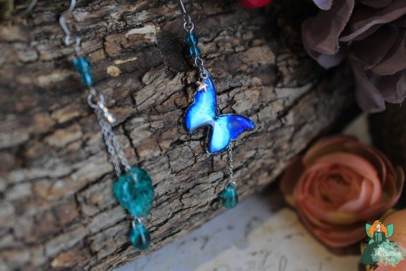 Pendentif papillon bleu avec perles turquoise, chaine