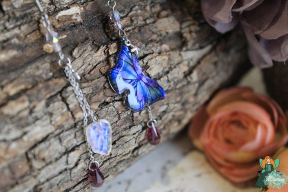 Boucles d'oreilles papillon bleu violet avec perle claire pendante