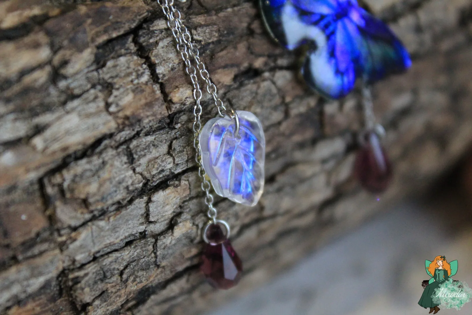Pendentif gemme violette claire avec perle grenat, chaine