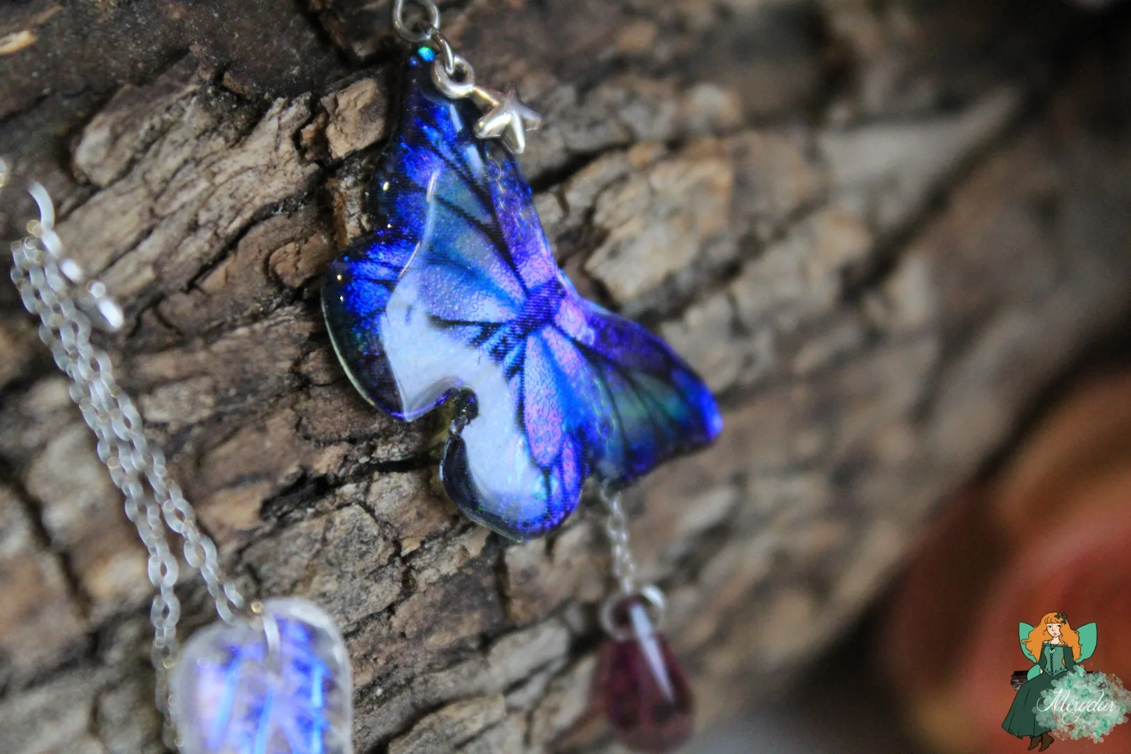 Pendentif papillon bleu violet avec perle grenat, chaine