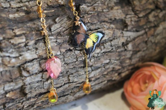 Collier pendentif papillon aile rouge bordeaux entier, presente sur buste