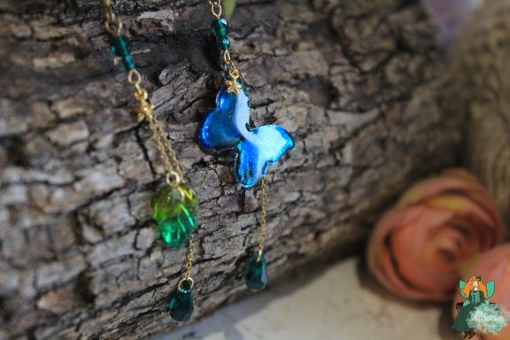 Pendentif feuille bleue verte avec perles pendantes, chaine doree