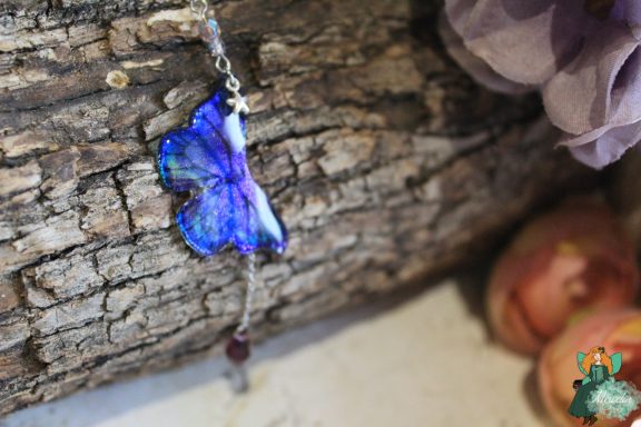 Pendentif papillon bleu avec breloque etoile, gros plan variante