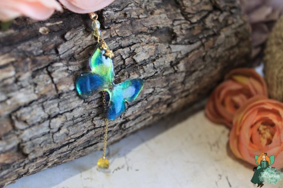 Pendentif papillon bleu turquoise avec perle ambre, chaine doree