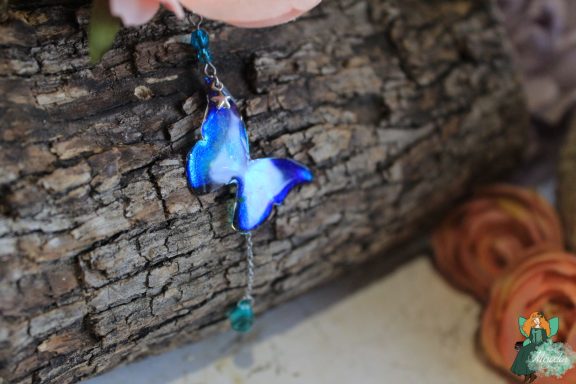 Pendentif papillon bleu violet avec perle turquoise, chaine doree
