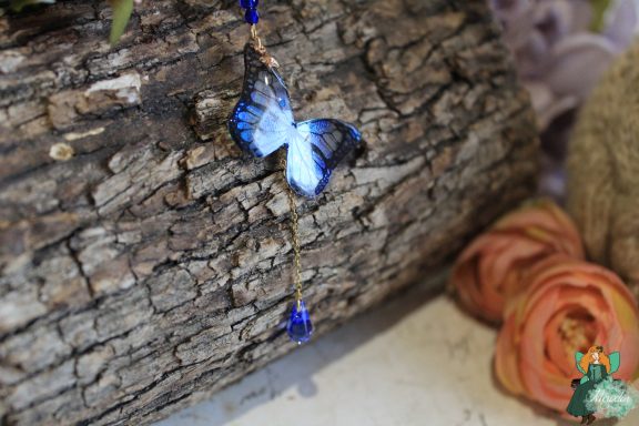 Pendentif papillon bleu blanc avec perle bleue, chaine