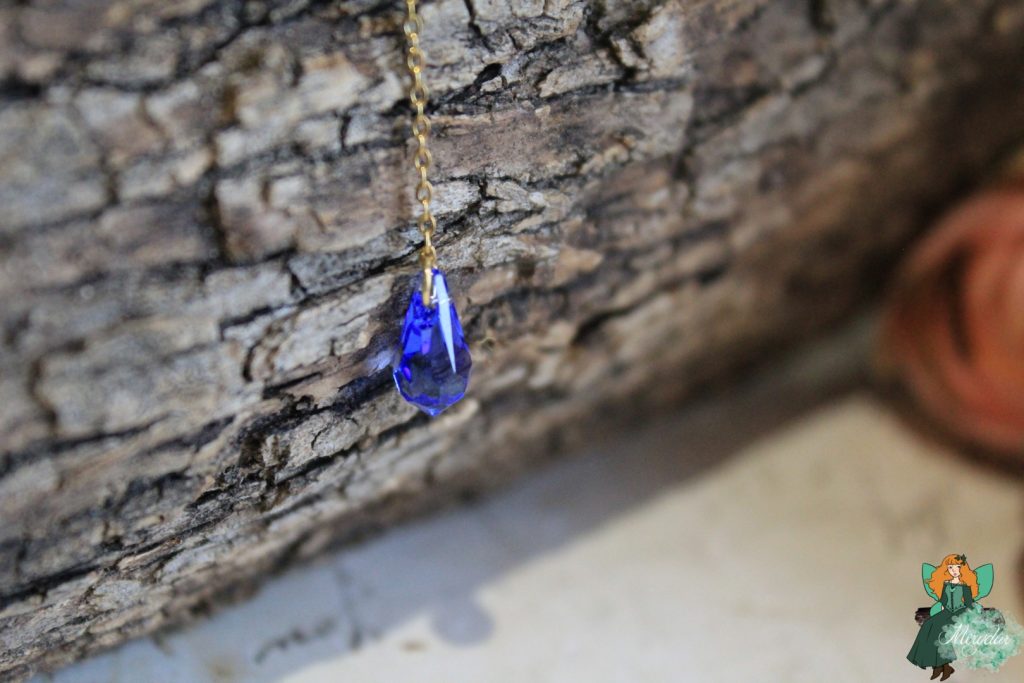 Breloque gemme bleue pendante sur chaine, gros plan
