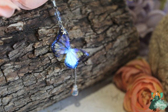 Pendentif papillon violet lilas avec perle blanche pendante, chaine