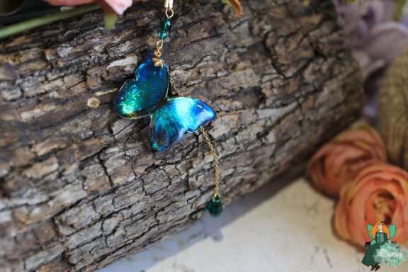 Pendentif papillon turquoise bleu avec perles, chaine doree