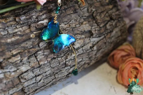 Pendentif papillon turquoise bleu avec perles, chaine doree
