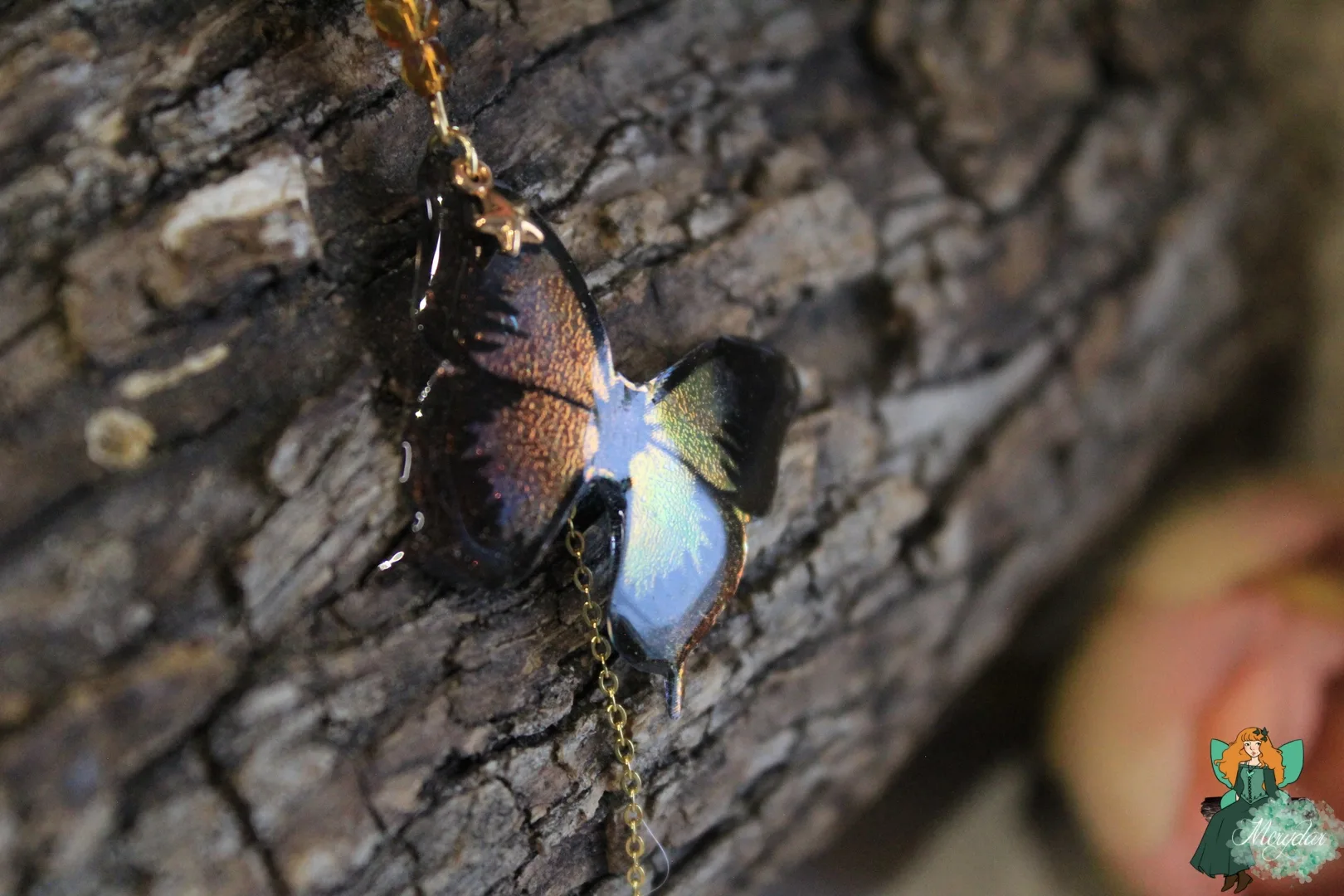 Pendentif papillon brun noir, gros plan variante