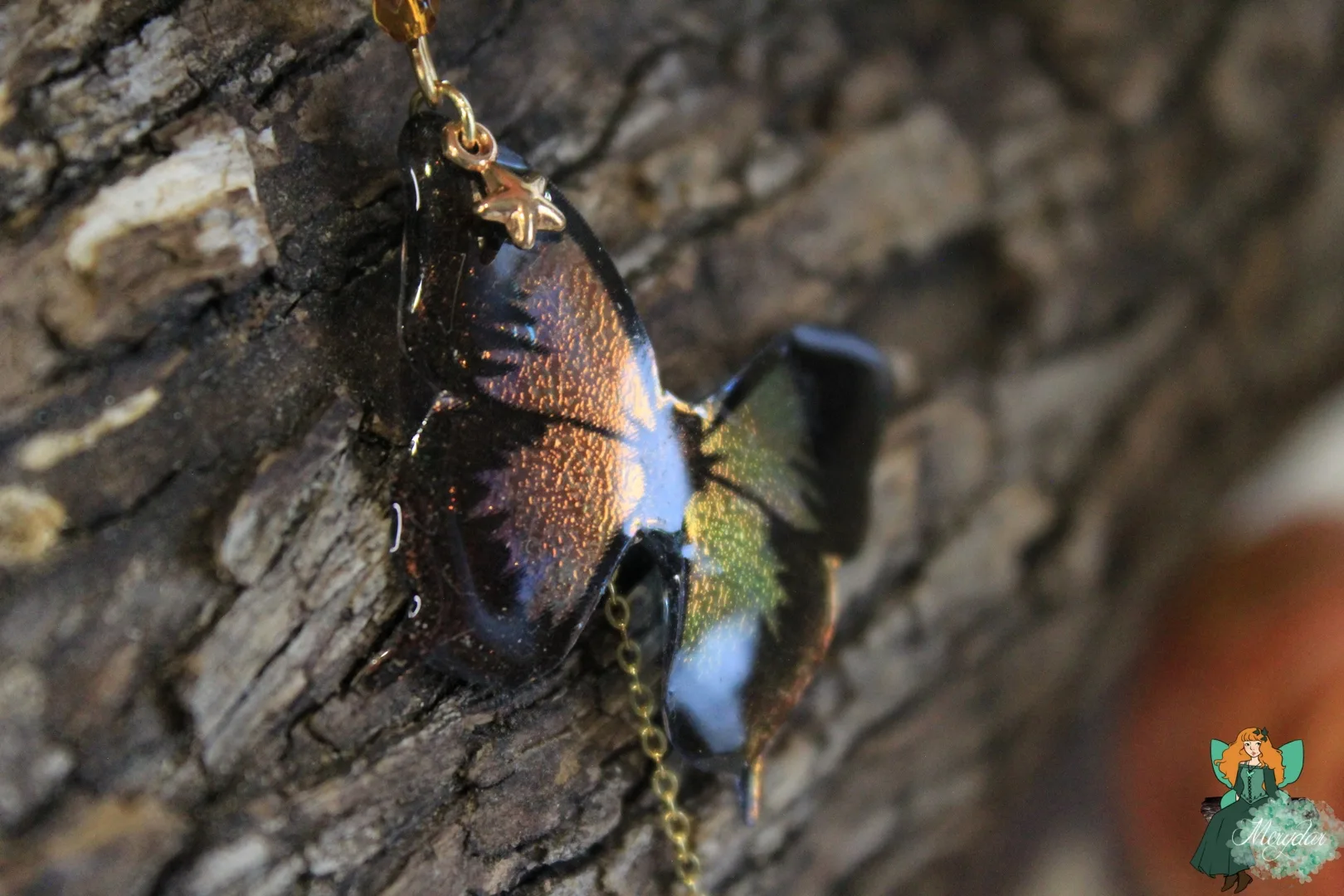 Pendentif papillon brun noir, vue entiere sur chaine
