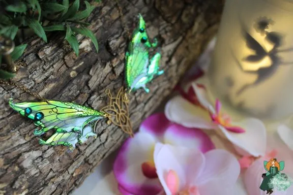 Pendentif aile de fee verte avec petite breloque celtique et gemmes turquoise