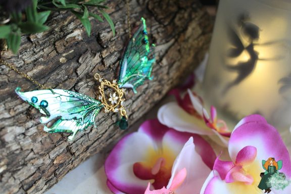 Pendentif aile de fee verte blanche avec gemmes turquoise et breloque celtique