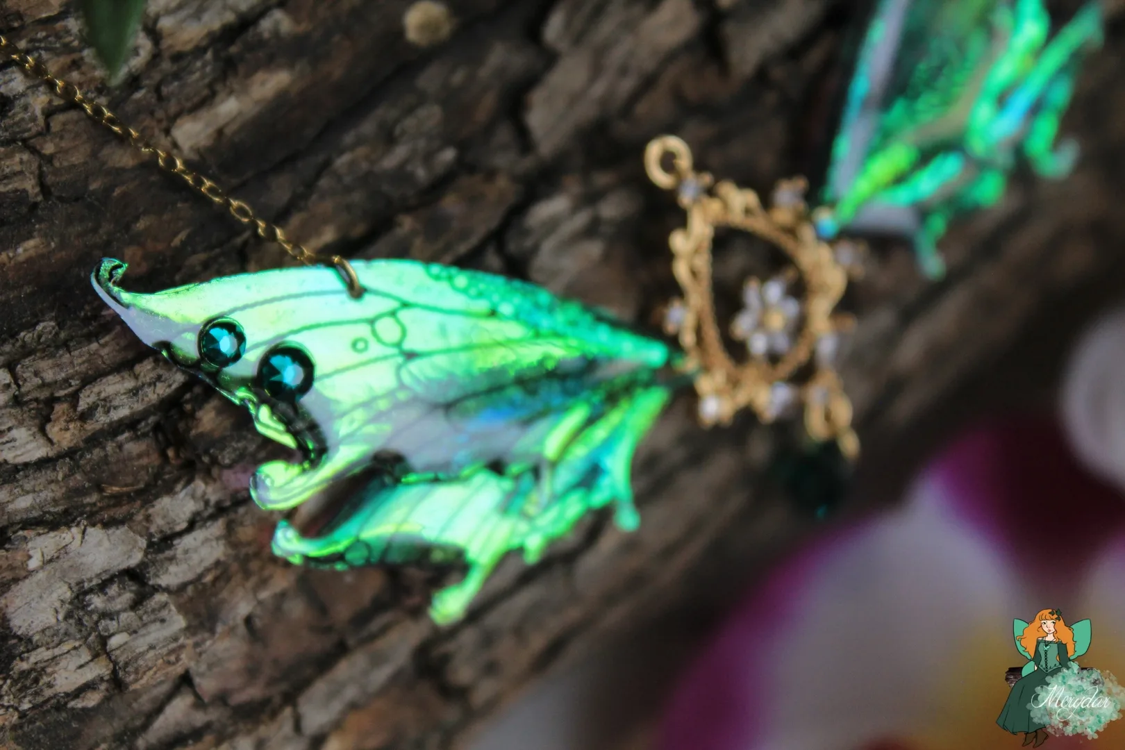 Pendentif aile de fee verte avec breloque fleur doree ornee