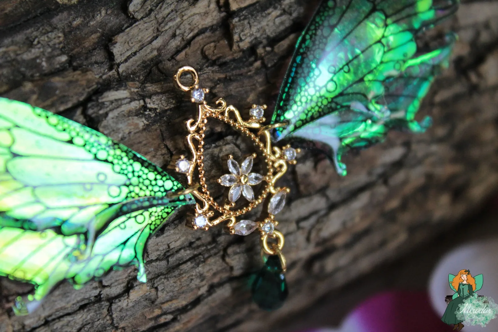 Pendentif aile de fee verte avec breloque fleur doree et goutte pendante