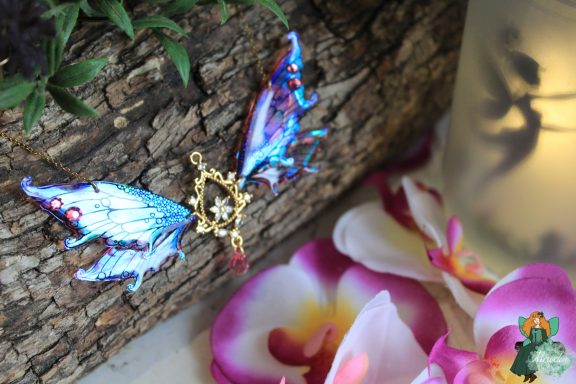 Pendentif aile de fee bleue violette avec breloque etoile doree