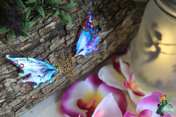 Pendentif aile de fee bleue violette avec petite breloque celtique bronze