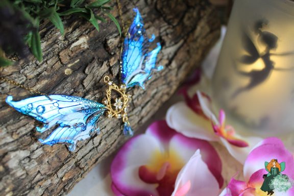 Pendentif aile de fee bleue blanche avec breloque celtique doree