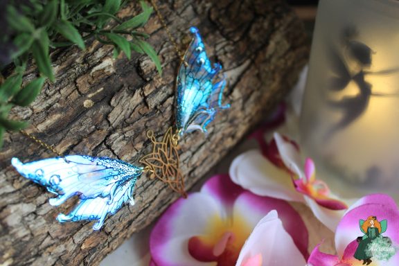 Pendentif aile de fee bleue blanche avec breloque celtique doree, variante