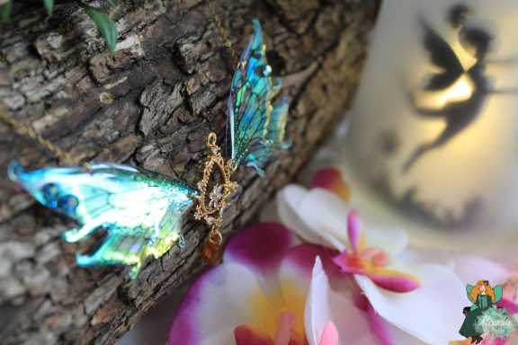 Pendentif aile de fee verte violette avec breloque celtique bronze