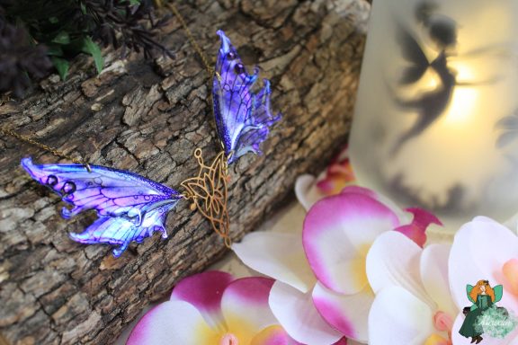 Pendentif aile de fee violette avec breloque celtique bronze, gros plan
