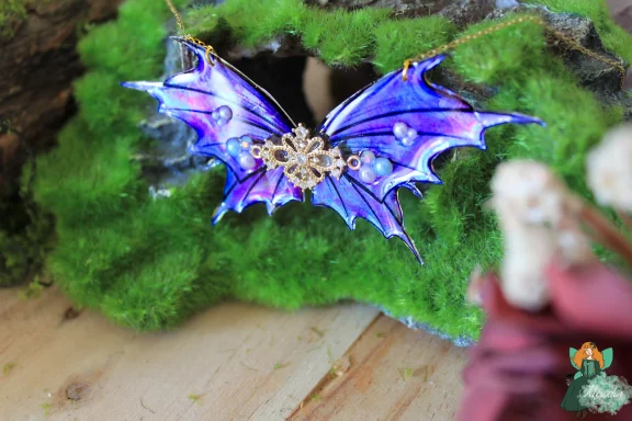 Pendentif aile de chauve-souris violette bleue avec breloque doree ornee, chaine