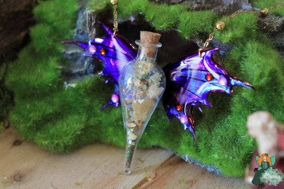 Pendentif fiole miniature avec bouchon aile violette bleue