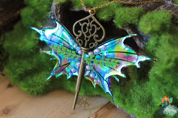 Pendentif cle ailee verte turquoise sur tige
