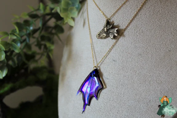 Collier double chaine avec tete de loup et pendentif aile de dragon violette