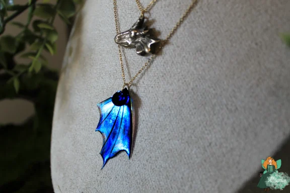 Collier double chaine avec tete de loup et pendentif aile de dragon bleue, variante
