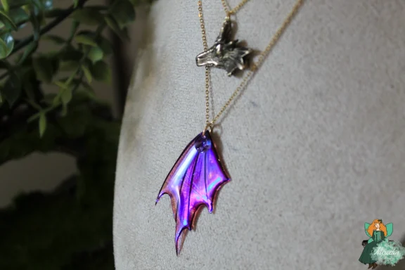 Pendentif aile de dragon violette avec gemme, gros plan variante