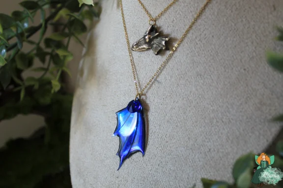 Collier double chaine avec tete de loup et pendentif aile de dragon bleue, autre variante